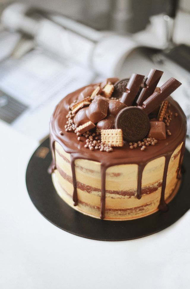 No-bake chocolate biscuit cake decorated with chocolates, an easy Eid sweets recipe with condensed milk.