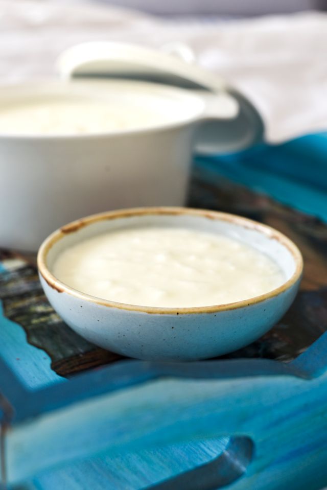 A traditional bowl of creamy rice kheer, a popular no bake Eid dessert for large family gatherings.