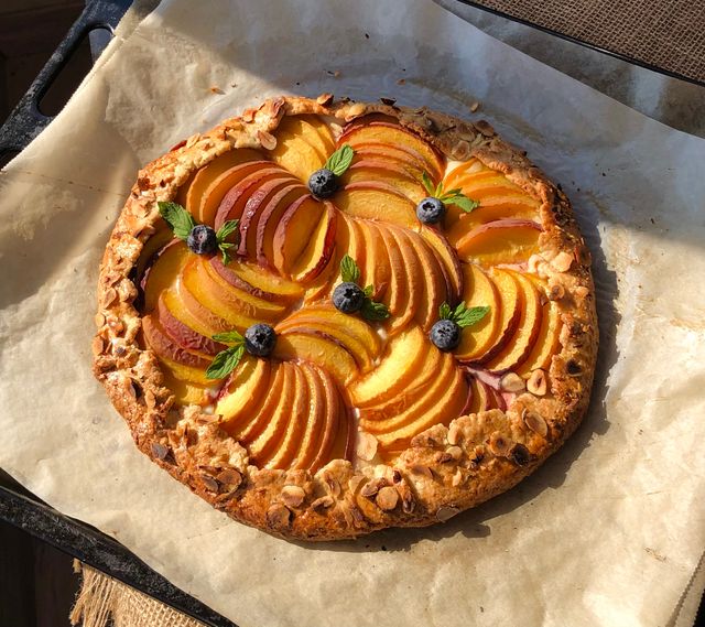 Easy Peach Cobbler Bars with fresh peach slices