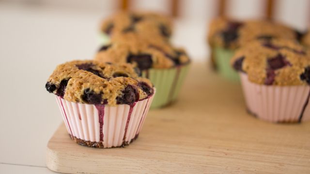 Easy Lunchbox Snacks for Kids: Healthy Muffins & Granola Bars Ready in 35 Minutes