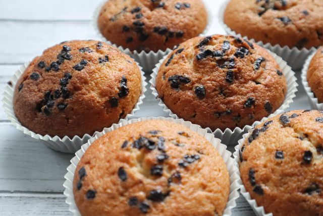 Lunchbox friendly muffin recipe with chocolate chips fresh from the oven